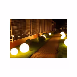 BOULE LUMINEUSE LED : Bobby W50 est une boule lumineuse filaire LED blanc froid. Cette lampe a poser se distingue par son des ...