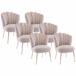 Apportez une ambiance glamour à votre séjour avec la chaise RUTY et sa forme voluptueuse. Elle dispose d'une assise en velour ...