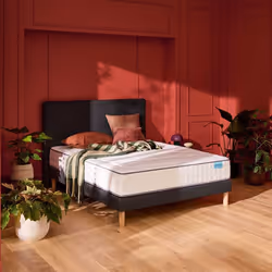 Ensemble Merinos matelas ressorts ensachés et mémoire de forme Beauty Bed sommier Pencil medium et pieds 140x190