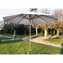 La structure de ce parasol droit est en eucalyptus Deglupta blume, mât et baleines. En tout bon bois exotique qui se respecte ...