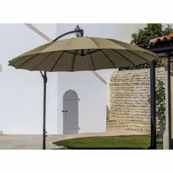 La légèreté du parasol déporté Pagode est un atout considérable pour vous accompagner à tout instant de la journée, pour prot ...