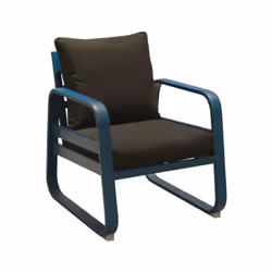 Parfait équilibre entre design minimaliste et confort durable. La structure du fauteuil détente Tonio est en aluminium recouv ...