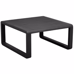 Observez les lignes droites et arrondies de la table basse Tonio. Un raffinement tout aluminium. L' aluminium est recouvert d ...