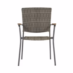 Basique, la chaise d’extérieur SINTRA possède un cadre en aluminium robuste avec une assise en polyrattan (résine tressée) qu ...