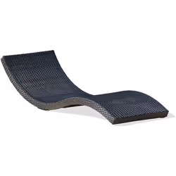 Bain de soleil en résine tressée noire et structure aluminium, léger et empilable. DIMENSIONS L 190 x l 62 x H 47 cm