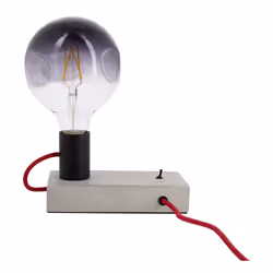 Composée de béton et de métal noir, cette lampe à poser, au design original, apportera une touche industrielle à vos intérieu ...