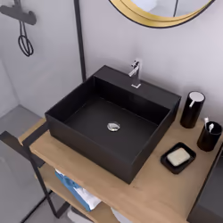Description générale Vasque en céramique à poser carrée noire, avec un design moderne et élégant qui s'intégrera parfaitement ...