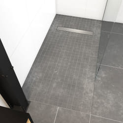 Receveur de douche à carreler Aurlane 90x160cm recoupable sur mesure - Avec bonde caniveau Rainy Linear 160