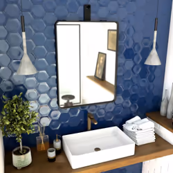 Miroir Suspendu : Dimensions : 60x80 cm Cadre métal laqué noir mat Lanière effet cuir noir Retrouvez plus d'informations tech ...