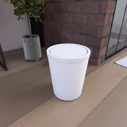Poubelle design en métal 5L. Unie et colorée, elle sera très pratique avec son couvercle pivotant. Un style design qui donner ...