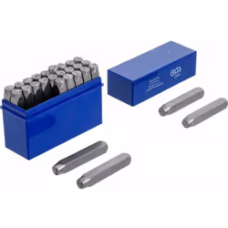 Kit de 27 lettres à frapper pour l'estampage sur les métaux et sur d'autres matériaux tel le cuir. Le boîtier contient 27 poi ...