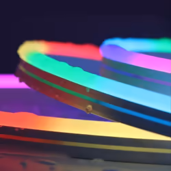 Description générale Ce Néon Flexible Connecté LED RGBIC Tuya 24V 5M 60LED/m IP65 est une solution d'éclairage innovante et p ...