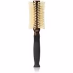 La brosse à cheveux ronde Christophe Robin Pre-Curved Blowdry Hairbrush est parfaite pour définir votre coiffure à l’aide d’u ...