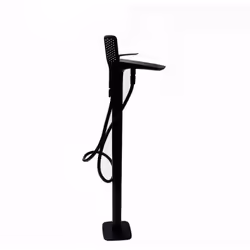 Chic et tendance, Le Robinet baignoire sur pied Concep't trouvera sa place installer au sol à côté d'une baignoire ilot noire ...