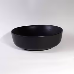 Moderne, cette vasque pour salle de bain noire matte finition martelé ronde en céramique mettra en valeur la décoration de vo ...