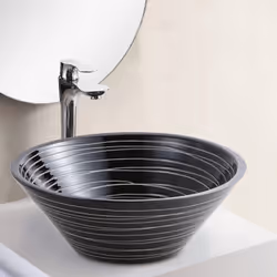 Cette vasque noire à poser en céramique rainurée de blanc à l'intérieur comme à l'extérieur est unique en son genre. En forme ...