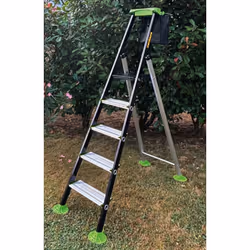 Description générale L'escabeau Centaure GARDEN STEP est idéal pour les travaux de jardinage, tels que la taille des haies, l ...