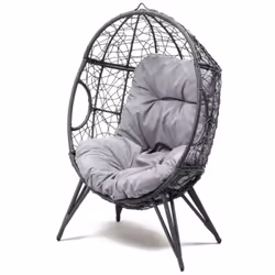 Craquez pour ce fauteuil sur pied en rotin gris fonce et son gros coussin gris. Son design ainsi que son revêtement en resine ...