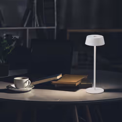 Dites adieu aux espaces de travail sombres et ennuyeux grâce à notre lampe de bureau rechargeable ! Cette lampe présente une  ...