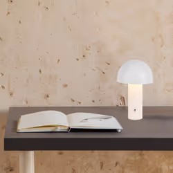Vous êtes à la recherche d'une lampe élégante et moderne qui peut ajouter une atmosphère chaleureuse à n'importe quelle pièce ...