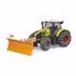 Claas Axion 950 avec chaînes à neige et lame de niveleuse