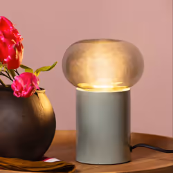 La lampe de table Knut, d'un vert vif et d'un élégant verre fumé, est un atout pour tout intérieur. Malgré ses dimensions com ...