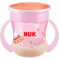 Fini le lait renversé ! La tasse avec poignée NUK Magic Cup Mini permet à votre enfant d’apprendre à bien boire, notamme ...