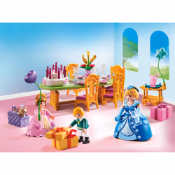 Playmobil Princess La table respire la fête avec ce superbe gâteau d'anniversaire. Tous les convives ont des petits cadeaux.