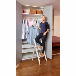 L'élégant escabeau en aluminium à 2 marches de WENKO assure une posture sûre lors du travail en hauteur. Qu'il s'agisse d'acc ...