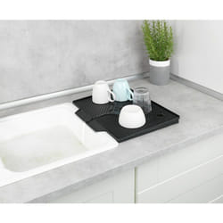Wenko - Tapis d'égouttage Nelia avec égouttoir à vaisselle surface inclinée pour un écoulement optimal de l'eau, caoutchouc, métal, 34x24x40cm, Noir