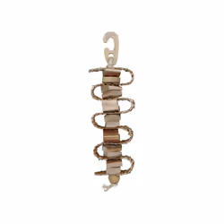 Jouet Trixie est composé de corde de sisal, de paille tressée et de bois naturel. Le jouet est doté d'un crochet en bois pour ...