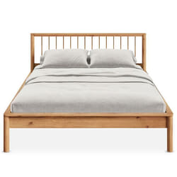 Lit 140 x 190 avec sommier APOANA en bois massif coloris chêne cadre robuste avec tête de lit à barreaux