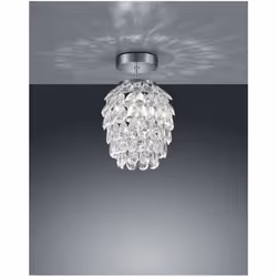 Le plafonnier PETTY par Trio Lighting a une structure en métal chromé avec des éléments suspendus décoratifs en forme de gemm ...