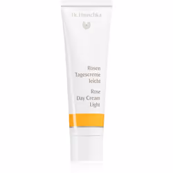 Préparez votre peau aux agressions quotidiennes. La crème hydratante légère Dr. Hauschka Rosencreme apporte hydrate votre pea ...