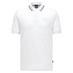 Un polo luxueux coupé à une coupe définie par Boss Menswear. Doté de rayures emblématiques au col ce polo à manches courtes est co