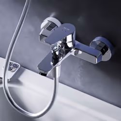 Mitigeur monocommande avec poignée plate pratique et robinet de remplissage de baignoire. Conçu pour l'eau chaude et l'eau fr ...