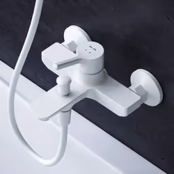 Mitigeur monocommande à tête avec poignée plate pratique et robinetterie de remplissage de la baignoire. La hauteur du bec de ...