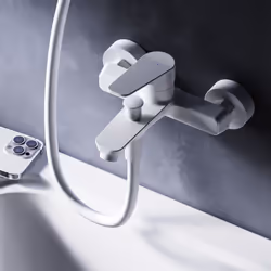 Mitigeur monocommande avec poignée plate pratique et robinet de remplissage de baignoire. Conçu pour l'eau chaude et l'eau fr ...