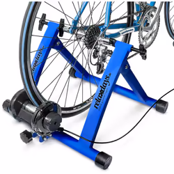Un Home trainer de vélo avec ses accessoires pour votre séance d'entraînement à domicile. Vous pouvez faire votre tour même l ...