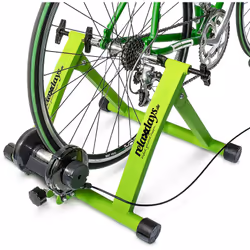 Un Home trainer de vélo avec ses accessoires pour votre séance d'entraînement à domicile. Vous pouvez faire votre tour même l ...