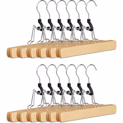 Ce cintre à pantalons allie à la fois un aspect de qualité et une utilisation pratique. Le fer chromé s’harmonise parfaitemen ...