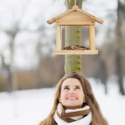 Relaxdays - Mangeoire à suspendre, maisonnette pour jardin et balcon en bois non traité, petite mangeoire de pin naturel