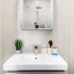 Lot d'accessoires de salle de bain, 4 pièces, moderne, gobelet, support à savon et distributeur de lotion, plastique et bambou, blanc - Relaxdays