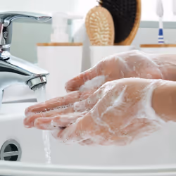 Lot d'accessoires de salle de bain, 4 pièces, moderne, gobelet, support à savon et distributeur de lotion, plastique et bambou, blanc - Relaxdays - Vue supplémentaire 5