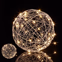 La boule décorative à éclairage LED blanc chaleureux crée une atmosphère agréable et accueillante. Que vous l'accrochiez à la ...