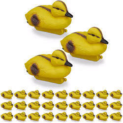 Enchantez une image vivante dans votre mare de jardin. Ces canards chics sont une imitation réaliste et bien peinte. Le pluma ...