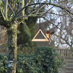 Relaxdays - Mangeoire à oiseaux, bois, maison, Nichoir à suspendre, mésanges, triangulaire, HxLxP : 16x23,5x12cm, nature