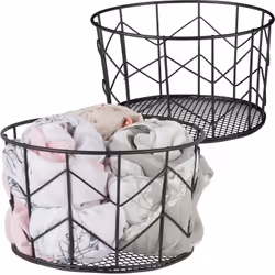 Ce panier en métal est un vrai panier à tout faire et offre un espace de rangement pour vos accessoires. La corbeille ronde d ...