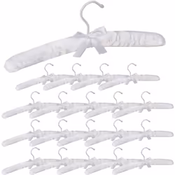 Ce lot de cintres en satin très élégants sont presque trop beaux pour rester enfermés dans une armoire. Les cintres sont reco ...