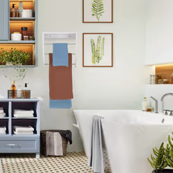 Porte-serviettes mural 3 barres, salle de bain, tablette étagère, support serviettes, 40 x 38 x 25 cm, blanc - Relaxdays